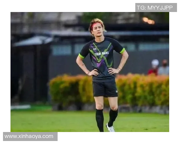 足球明星发带细致设计展现个性与风格的完美结合