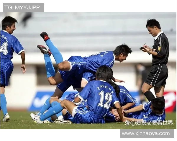 在汗水浸透的赛场上他如何书写足球传奇与荣耀