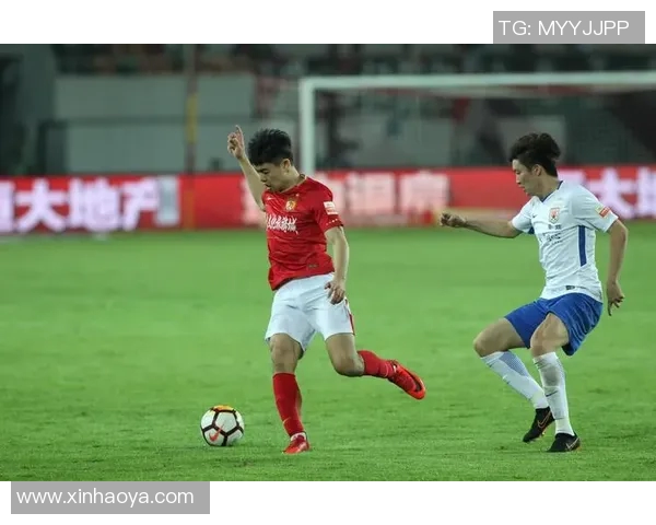 2017年鲁能与恒大巅峰对决回顾：激情四溢的足球盛宴与历史瞬间